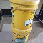 LOTE 299 - 01 BALDE DE DESMOLDANTE PARA CONCRETO REVESTIDO E 01 BALDE DE VEDALIT, ADITIVO PLASTIFICANTE CONCENTRADO PARA ARGAMASSA DE ASSENTAMENTO E REBOCO CONVENCIONAL. (NO ESTADO, LEILÃO NÃO TEM GARANTIA E NEM DEVOLUÇÃO, SUJEITO A POSSÍVEIS AVARIAS VISÍVEIS/OCULTAS E/OU AUSÊNCIA DE COMPONENTES).