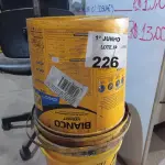 LOTE 226 - 01 BALDE DE VEDACIT BIANCO E 01 BALDE DE ADITIVO IMPERMEABILIZANTE PARA CONCRETO E ARGAMASSAS 18L. (NO ESTADO, LEILÃO NÃO TEM GARANTIA E NEM DEVOLUÇÃO, SUJEITO A POSSÍVEIS AVARIAS VISÍVEIS/OCULTAS E/OU AUSÊNCIA DE COMPONENTES).