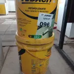 LOTE 096 - 01 BALDE DE DESMOLDANTE PARA CONCRETO REVESTIDO E 01 BALDE DE VEDALIT, ADITIVO PLASTIFICANTE CONCENTRADO PARA ARGAMASSAS DE ASSENTAMENTO E REBOCO CONVENCIONAL 18L. (NO ESTADO, LEILÃO NÃO TEM GARANTIA E NEM DEVOLUÇÃO, SUJEITO A POSSÍVEIS AVARIAS VISÍVEIS/OCULTAS E/OU AUSÊNCIA DE COMPONENTES).