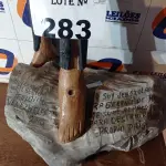LOTE 283 - 01 ESCULTURA EM MADEIRA, ARTE VENEZUELANA. (NO ESTADO, LEILÃO NÃO TEM GARANTIA E NEM DEVOLUÇÃO, SUJEITO A POSSÍVEIS AVARIAS VISÍVEIS/OCULTAS E/OU AUSÊNCIA DE COMPONENTES).