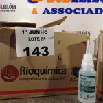 LOTE 143 - 02 CAIXAS COM BISNAGAS DE ÁLCOOL ETÍLICO HIDRATADO 70% ANTISSÉPTICO DE MÃOS 30 UNIDADES CADA. (NO ESTADO, LEILÃO NÃO TEM GARANTIA E NEM DEVOLUÇÃO, SUJEITO A POSSÍVEIS AVARIAS VISÍVEIS/OCULTAS E/OU AUSÊNCIA DE COMPONENTES).