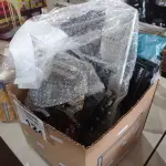 LOTE 124 - 01 CAIXA COM TELAS DE NOTEBOOK E PERIFÉRICOS DE INFORMÁTICA DIVERSOS. (NO ESTADO, LEILÃO NÃO TEM GARANTIA E NEM DEVOLUÇÃO, SUJEITO A POSSÍVEIS AVARIAS VISÍVEIS/OCULTAS E/OU AUSÊNCIA DE COMPONENTES).