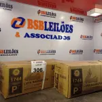 LOTE 306 - 02 CAIXAS COM LUVAS RANHURADA DE LÁTEX TAMANHO P 7” COM 36 PACOTES. (NO ESTADO, LEILÃO NÃO TEM GARANTIA E NEM DEVOLUÇÃO, SUJEITO A POSSÍVEIS AVARIAS VISÍVEIS/OCULTAS E/OU AUSÊNCIA DE COMPONENTES).