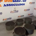 LOTE 133 - 06 ALTO-FALANTES COM SUPORTE DE FERRO. (NO ESTADO, LEILÃO NÃO TEM GARANTIA E NEM DEVOLUÇÃO, SUJEITO A POSSÍVEIS AVARIAS VISÍVEIS/OCULTAS E/OU AUSÊNCIA DE COMPONENTES).