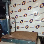 LOTE 273 - 01 BALANÇA ELETRÔNICA CAPACIDADE 300KG COM AVARIAS E 01 MESA EM AÇO INOX COM TAMPO DE MADEIRA DOBRÁVEL. (NO ESTADO, LEILÃO NÃO TEM GARANTIA E NEM DEVOLUÇÃO, SUJEITO A POSSÍVEIS AVARIAS VISÍVEIS/OCULTAS E/OU AUSÊNCIA DE COMPONENTES).
