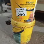 LOTE 299 - 01 BALDE DE DESMOLDANTE PARA CONCRETO REVESTIDO E 01 BALDE DE VEDALIT, ADITIVO PLASTIFICANTE CONCENTRADO PARA ARGAMASSA DE ASSENTAMENTO E REBOCO CONVENCIONAL. (NO ESTADO, LEILÃO NÃO TEM GARANTIA E NEM DEVOLUÇÃO, SUJEITO A POSSÍVEIS AVARIAS VISÍVEIS/OCULTAS E/OU AUSÊNCIA DE COMPONENTES).
