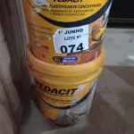 LOTE 074 - 01 BALDE DE VEDALIT, ADITIVO PLASTIFICANTE PARA ARGAMASSAS DE ASSENTAMENTO E REBOCO CONVENCIONAL E 01 BALDE DE ADITIVO IMPERMEABILIZANTE PARA CONCRETOS E ARGAMASSAS 18L. (NO ESTADO, LEILÃO NÃO TEM GARANTIA E NEM DEVOLUÇÃO, SUJEITO A POSSÍVEIS AVARIAS VISÍVEIS/OCULTAS E/OU AUSÊNCIA DE COMPONENTES).