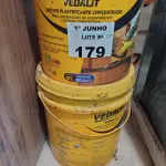 LOTE 179 - 02 BALDES DE VEDALIT, ADITIVO PLASTIFICANTE CONCENTRADO PARA ARGAMASSAS DE ASSENTAMENTO E REBOCO CONVENCIONAL. (NO ESTADO, LEILÃO NÃO TEM GARANTIA E NEM DEVOLUÇÃO, SUJEITO A POSSÍVEIS AVARIAS VISÍVEIS/OCULTAS E/OU AUSÊNCIA DE COMPONENTES).