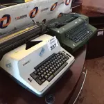 LOTE 367 - 02 MAQUINAS DE ESCREVER MARCAS E MODELOS DIVERSOS. (NO ESTADO, LEILÃO NÃO TEM GARANTIA E NEM DEVOLUÇÃO, SUJEITO A POSSÍVEIS AVARIAS VISÍVEIS/OCULTAS E/OU AUSÊNCIA DE COMPONENTES).