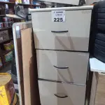 LOTE 225 - 01 ARQUIVO EM MADEIRA,01 GAVETEIRO E 02 PLACAS DE PROPAGANDA. (NO ESTADO, LEILÃO NÃO TEM GARANTIA E NEM DEVOLUÇÃO, SUJEITO A POSSÍVEIS AVARIAS VISÍVEIS/OCULTAS E/OU AUSÊNCIA DE COMPONENTES).