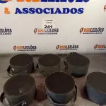 LOTE 241 - 06 ALTO-FALANTES COM SUPORTE DE FERRO. (NO ESTADO, LEILÃO NÃO TEM GARANTIA E NEM DEVOLUÇÃO, SUJEITO A POSSÍVEIS AVARIAS VISÍVEIS/OCULTAS E/OU AUSÊNCIA DE COMPONENTES).