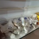 LOTE 213 - 15 PARES DE BOTINAS EM PVC NA COR BRANCA Nº34, 01 NÚMERO 36. (NO ESTADO, LEILÃO NÃO TEM GARANTIA E NEM DEVOLUÇÃO, SUJEITO A POSSÍVEIS AVARIAS VISÍVEIS/OCULTAS E/OU AUSÊNCIA DE COMPONENTES).