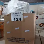 LOTE 124 - 01 CAIXA COM TELAS DE NOTEBOOK E PERIFÉRICOS DE INFORMÁTICA DIVERSOS. (NO ESTADO, LEILÃO NÃO TEM GARANTIA E NEM DEVOLUÇÃO, SUJEITO A POSSÍVEIS AVARIAS VISÍVEIS/OCULTAS E/OU AUSÊNCIA DE COMPONENTES).