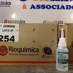 LOTE 254 - 02 CAIXAS COM BISNAGAS DE ÁLCOOL ETÍLICO HIDRATADO 70% ANTISSÉPTICO DE MÃOS 30 UNIDADES CADA. (NO ESTADO, LEILÃO NÃO TEM GARANTIA E NEM DEVOLUÇÃO, SUJEITO A POSSÍVEIS AVARIAS VISÍVEIS/OCULTAS E/OU AUSÊNCIA DE COMPONENTES).