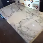 LOTE 355 - 01 MESA EM MÁRMORE BRANCO ITALIANO. (NO ESTADO, LEILÃO NÃO TEM GARANTIA E NEM DEVOLUÇÃO, SUJEITO A POSSÍVEIS AVARIAS VISÍVEIS/OCULTAS E/OU AUSÊNCIA DE COMPONENTES).