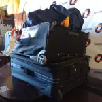 LOTE 390 - 02 BOLSAS E 02 MALAS DE VIAGEM. (NO ESTADO, LEILÃO NÃO TEM GARANTIA E NEM DEVOLUÇÃO, SUJEITO A POSSÍVEIS AVARIAS VISÍVEIS/OCULTAS E/OU AUSÊNCIA DE COMPONENTES).
