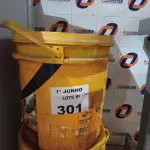 LOTE 301 - 02 BALDES DE VEDALIT, ADITIVO PLASTIFICANTE CONCENTRADO PARA CONCRETO E ARGAMASSA 18L. (NO ESTADO, LEILÃO NÃO TEM GARANTIA E NEM DEVOLUÇÃO, SUJEITO A POSSÍVEIS AVARIAS VISÍVEIS/OCULTAS E/OU AUSÊNCIA DE COMPONENTES).