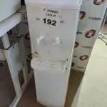 LOTE 192 - 01 BEBEDOURO PARA GARRAFÃO MARCA EGE 220V. (NO ESTADO, LEILÃO NÃO TEM GARANTIA E NEM DEVOLUÇÃO, SUJEITO A POSSÍVEIS AVARIAS VISÍVEIS/OCULTAS E/OU AUSÊNCIA DE COMPONENTES).