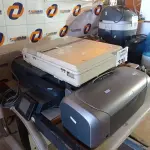 LOTE 335 - 02 IMPRESSORAS E ELETRÔNICOS DIVERSOS. (NO ESTADO, LEILÃO NÃO TEM GARANTIA E NEM DEVOLUÇÃO, SUJEITO A POSSÍVEIS AVARIAS VISÍVEIS/OCULTAS E/OU AUSÊNCIA DE COMPONENTES).