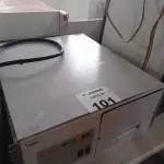 LOTE 101 - 01 NOBREAK SENOIDAL MARCA ENGETRON 3KVA. (NO ESTADO, LEILÃO NÃO TEM GARANTIA E NEM DEVOLUÇÃO, SUJEITO A POSSÍVEIS AVARIAS VISÍVEIS/OCULTAS E/OU AUSÊNCIA DE COMPONENTES).