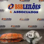 LOTE 135 - 01 BOLA DE BASQUETE E 01 BOLA DE FUTEBOL (NO ESTADO, LEILÃO NÃO TEM GARANTIA E NEM DEVOLUÇÃO, SUJEITO A POSSÍVEIS AVARIAS VISÍVEIS/OCULTAS E/OU AUSÊNCIA DE COMPONENTES).
