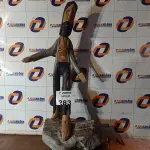 LOTE 283 - 01 ESCULTURA EM MADEIRA, ARTE VENEZUELANA. (NO ESTADO, LEILÃO NÃO TEM GARANTIA E NEM DEVOLUÇÃO, SUJEITO A POSSÍVEIS AVARIAS VISÍVEIS/OCULTAS E/OU AUSÊNCIA DE COMPONENTES).