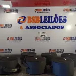 LOTE 070 - 06 ALTO-FALANTES COM SUPORTE DE FERRO. (NO ESTADO, LEILÃO NÃO TEM GARANTIA E NEM DEVOLUÇÃO, SUJEITO A POSSÍVEIS AVARIAS VISÍVEIS/OCULTAS E/OU AUSÊNCIA DE COMPONENTES).