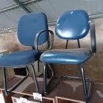 LOTE 154 - 02 CADEIRAS DE ESCRITÓRIO COM BASES FIXAS. (NO ESTADO, LEILÃO NÃO TEM GARANTIA E NEM DEVOLUÇÃO, SUJEITO A POSSÍVEIS AVARIAS VISÍVEIS/OCULTAS E/OU AUSÊNCIA DE COMPONENTES).