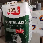 LOTE 105 - 01 LATA DE TINTA IQUINE PINTALAR FOSCO-AVELUDADO INTERIORES NA COR BRANCO GELO 18L. (NO ESTADO, LEILÃO NÃO TEM GARANTIA E NEM DEVOLUÇÃO, SUJEITO A POSSÍVEIS AVARIAS VISÍVEIS/OCULTAS E/OU AUSÊNCIA DE COMPONENTES).