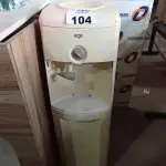 LOTE 104 - 01 BEBEDOURO PARA GARRAFÃO MARCA EGE 220V. (NO ESTADO, LEILÃO NÃO TEM GARANTIA E NEM DEVOLUÇÃO, SUJEITO A POSSÍVEIS AVARIAS VISÍVEIS/OCULTAS E/OU AUSÊNCIA DE COMPONENTES).