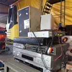 LOTE 342 - 03 APARELHOS DE DVD, 01 VIDEOCASSETE, 01 DVR, 01 SWITCH 24 PORTAS E 01 02 CAIXAS DE SOM MARCAS E MODELOS DIVERSOS. (NO ESTADO, LEILÃO NÃO TEM GARANTIA E NEM DEVOLUÇÃO, SUJEITO A POSSÍVEIS AVARIAS VISÍVEIS/OCULTAS E/OU AUSÊNCIA DE COMPONENTES).