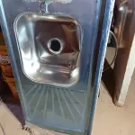 LOTE 338 - 01 PIA EM AÇO INOX CIMENTADA COM 02 CUBAS MEDINDO 2,00M X 0,53CM. (NO ESTADO, LEILÃO NÃO TEM GARANTIA E NEM DEVOLUÇÃO, SUJEITO A POSSÍVEIS AVARIAS VISÍVEIS/OCULTAS E/OU AUSÊNCIA DE COMPONENTES).