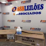 LOTE 115 - 02 CAIXAS COM COLA TUBO ST BRASCOLA 15 FRASCOS CADA. (NO ESTADO, LEILÃO NÃO TEM GARANTIA E NEM DEVOLUÇÃO, SUJEITO A POSSÍVEIS AVARIAS VISÍVEIS/OCULTAS E/OU AUSÊNCIA DE COMPONENTES).