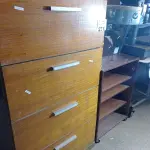 LOTE 271 - 01 ARQUIVO DE AÇO COM DETALHES EM MADEIRA, 04 GAVETAS E 01 RACK EM MADEIRA. (NO ESTADO, LEILÃO NÃO TEM GARANTIA E NEM DEVOLUÇÃO, SUJEITO A POSSÍVEIS AVARIAS VISÍVEIS/OCULTAS E/OU AUSÊNCIA DE COMPONENTES).