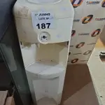 LOTE 187 - 01 BEBEDOURO PARA GARRAFÃO MARCA EGE 220V. (NO ESTADO, LEILÃO NÃO TEM GARANTIA E NEM DEVOLUÇÃO, SUJEITO A POSSÍVEIS AVARIAS VISÍVEIS/OCULTAS E/OU AUSÊNCIA DE COMPONENTES).