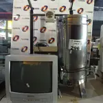 LOTE 296 - 01 CAFETEIRA INDUSTRIAL, 01 PROJETOR DE SLIDES, 01 TV DE TUBO 14” POL E 01 SUPORTE PARA MESA DE SOM MARCAS E MODELOS DIVERSOS. (NO ESTADO, LEILÃO NÃO TEM GARANTIA E NEM DEVOLUÇÃO, SUJEITO A POSSÍVEIS AVARIAS VISÍVEIS/OCULTAS E/OU AUSÊNCIA DE COMPONENTES).