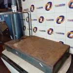 LOTE 273 - 01 BALANÇA ELETRÔNICA CAPACIDADE 300KG COM AVARIAS E 01 MESA EM AÇO INOX COM TAMPO DE MADEIRA DOBRÁVEL. (NO ESTADO, LEILÃO NÃO TEM GARANTIA E NEM DEVOLUÇÃO, SUJEITO A POSSÍVEIS AVARIAS VISÍVEIS/OCULTAS E/OU AUSÊNCIA DE COMPONENTES).
