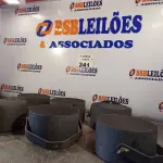LOTE 241 - 06 ALTO-FALANTES COM SUPORTE DE FERRO. (NO ESTADO, LEILÃO NÃO TEM GARANTIA E NEM DEVOLUÇÃO, SUJEITO A POSSÍVEIS AVARIAS VISÍVEIS/OCULTAS E/OU AUSÊNCIA DE COMPONENTES).
