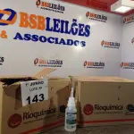 LOTE 143 - 02 CAIXAS COM BISNAGAS DE ÁLCOOL ETÍLICO HIDRATADO 70% ANTISSÉPTICO DE MÃOS 30 UNIDADES CADA. (NO ESTADO, LEILÃO NÃO TEM GARANTIA E NEM DEVOLUÇÃO, SUJEITO A POSSÍVEIS AVARIAS VISÍVEIS/OCULTAS E/OU AUSÊNCIA DE COMPONENTES).