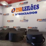 LOTE 133 - 06 ALTO-FALANTES COM SUPORTE DE FERRO. (NO ESTADO, LEILÃO NÃO TEM GARANTIA E NEM DEVOLUÇÃO, SUJEITO A POSSÍVEIS AVARIAS VISÍVEIS/OCULTAS E/OU AUSÊNCIA DE COMPONENTES).
