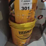 LOTE 301 - 02 BALDES DE VEDALIT, ADITIVO PLASTIFICANTE CONCENTRADO PARA CONCRETO E ARGAMASSA 18L. (NO ESTADO, LEILÃO NÃO TEM GARANTIA E NEM DEVOLUÇÃO, SUJEITO A POSSÍVEIS AVARIAS VISÍVEIS/OCULTAS E/OU AUSÊNCIA DE COMPONENTES).