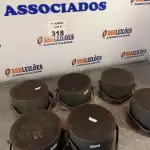 LOTE 318 - 06 ALTO-FALANTES COM SUPORTE DE FERRO. (NO ESTADO, LEILÃO NÃO TEM GARANTIA E NEM DEVOLUÇÃO, SUJEITO A POSSÍVEIS AVARIAS VISÍVEIS/OCULTAS E/OU AUSÊNCIA DE COMPONENTES).