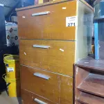 LOTE 271 - 01 ARQUIVO DE AÇO COM DETALHES EM MADEIRA, 04 GAVETAS E 01 RACK EM MADEIRA. (NO ESTADO, LEILÃO NÃO TEM GARANTIA E NEM DEVOLUÇÃO, SUJEITO A POSSÍVEIS AVARIAS VISÍVEIS/OCULTAS E/OU AUSÊNCIA DE COMPONENTES).