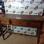 LOTE 282 - 01 APARADOR EM MADEIRA ENTALHADA. (NO ESTADO, LEILÃO NÃO TEM GARANTIA E NEM DEVOLUÇÃO, SUJEITO A POSSÍVEIS AVARIAS VISÍVEIS/OCULTAS E/OU AUSÊNCIA DE COMPONENTES).