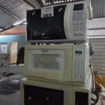 LOTE 089 - 03 MICRO-ONDAS MARCAS E MODELOS DIVERSOS PARA RETIRADA DE PEÇAS. (NO ESTADO, LEILÃO NÃO TEM GARANTIA E NEM DEVOLUÇÃO, SUJEITO A POSSÍVEIS AVARIAS VISÍVEIS/OCULTAS E/OU AUSÊNCIA DE COMPONENTES).