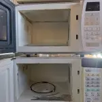 LOTE 185 - 03 MICRO-ONDAS MARCAS E MODELOS DIVERSOS PARA RETIRADA DE PEÇAS. (NO ESTADO, LEILÃO NÃO TEM GARANTIA E NEM DEVOLUÇÃO, SUJEITO A POSSÍVEIS AVARIAS VISÍVEIS/OCULTAS E/OU AUSÊNCIA DE COMPONENTES).