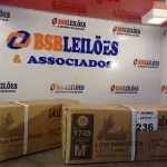 LOTE 236 - 02 CAIXAS COM LUVAS RANHURADA DE LÁTEX TAMANHO M 8” COM 36 PACOTES. (NO ESTADO, LEILÃO NÃO TEM GARANTIA E NEM DEVOLUÇÃO, SUJEITO A POSSÍVEIS AVARIAS VISÍVEIS/OCULTAS E/OU AUSÊNCIA DE COMPONENTES).