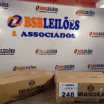 LOTE 248 - 02 CAIXAS COM COLA TUBO ST BRASCOLA 15 FRASCOS CADA. (NO ESTADO, LEILÃO NÃO TEM GARANTIA E NEM DEVOLUÇÃO, SUJEITO A POSSÍVEIS AVARIAS VISÍVEIS/OCULTAS E/OU AUSÊNCIA DE COMPONENTES).