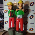 LOTE 281 - 02 ESCULTURAS EM MADEIRA, ARTE VENEZUELANA. (NO ESTADO, LEILÃO NÃO TEM GARANTIA E NEM DEVOLUÇÃO, SUJEITO A POSSÍVEIS AVARIAS VISÍVEIS/OCULTAS E/OU AUSÊNCIA DE COMPONENTES).
