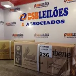 LOTE 236 - 02 CAIXAS COM LUVAS RANHURADA DE LÁTEX TAMANHO M 8” COM 36 PACOTES. (NO ESTADO, LEILÃO NÃO TEM GARANTIA E NEM DEVOLUÇÃO, SUJEITO A POSSÍVEIS AVARIAS VISÍVEIS/OCULTAS E/OU AUSÊNCIA DE COMPONENTES).